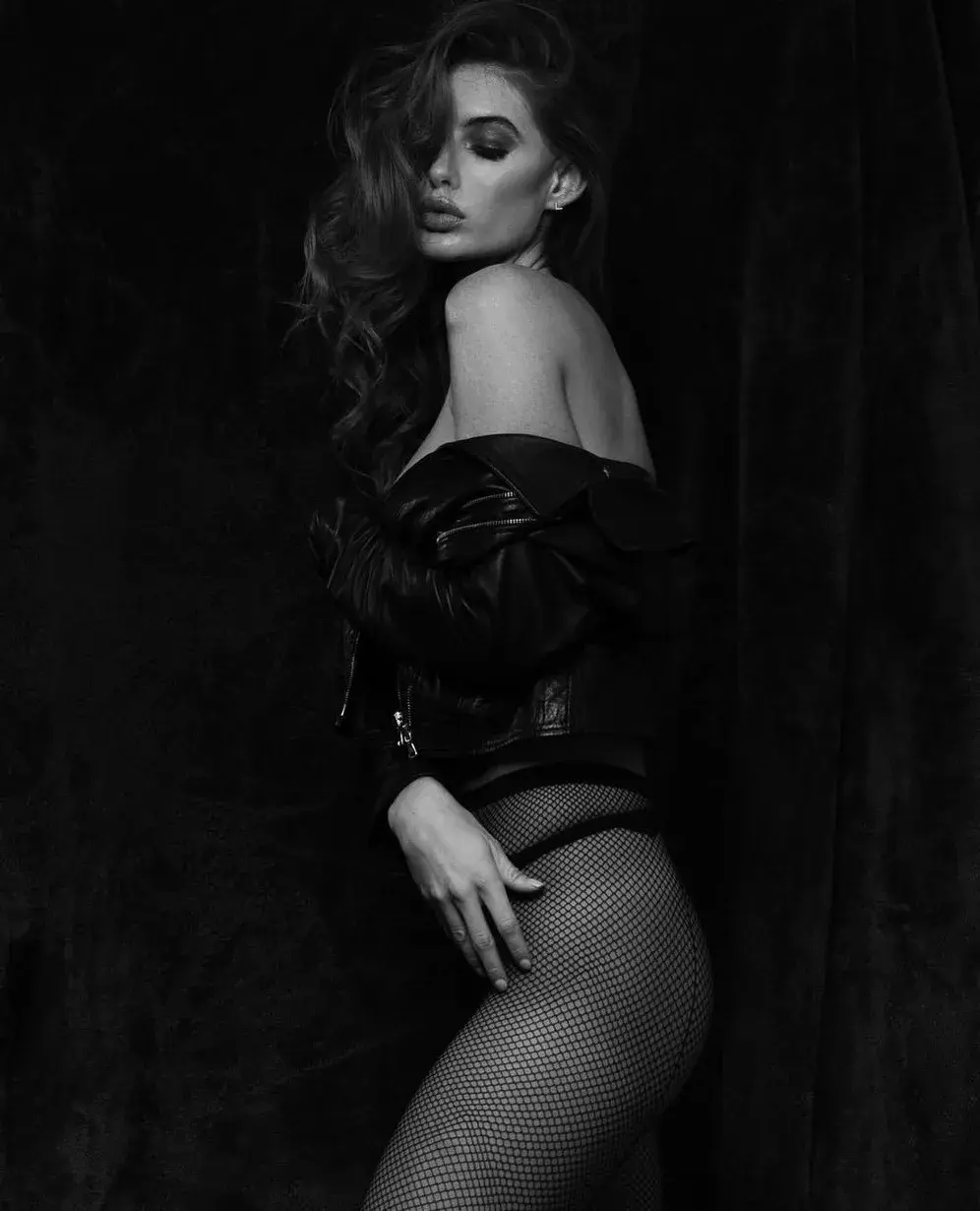 Fashion photograph by Daniel Amezcua, black and white